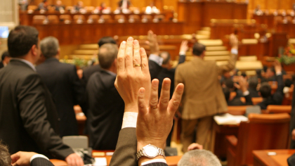 Camera Deputatilor se va intruni azi in format hibrid pentru a vota in regim de urgenta o lege de gestionare a populatiei de ursi