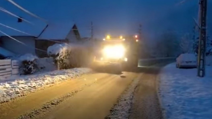 Peste 60 de utilaje de deszăpezire au intervenit pe drumurile naţionale din Suceava, după ninsorile abundente din cursul nopţii (VIDEO)