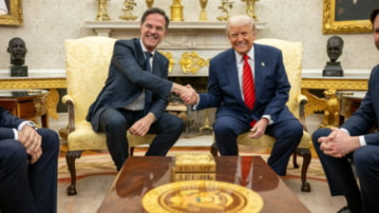 Trump sugerează că l-a sabotat pe Iohannis în cursa pentru șefia NATO. A făcut dezvăluirea în timpul discuției cu Mark Rutte, pe care l-a susținut din umbră VIDEO