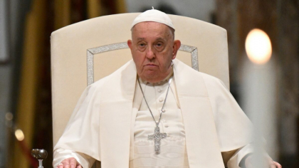 Papa Francisc este în stare critică după ce i-au cedat rinichii: „Este probabil aproape de moarte”.