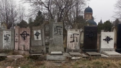 Cimitirul evreiesc din Bacău a fost vandalizat: Simboluri naziste, pe 18 morminte. Cine este principalul suspect FOTO