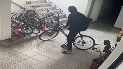 Hoţ căutat pentru mai multe furturi în Capitală, prins după ce a pus mâna pe o bicicletă electrică