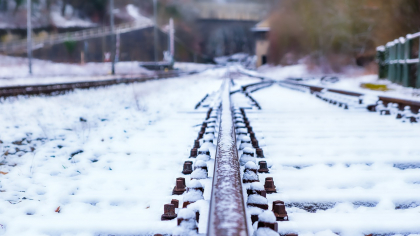 Traficul feroviar a fost îngreunat de condițiile meteo dificile. Care sunt zonele în care trenurile circulă mult mai lent