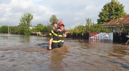 Peste 150 de pompieri din București și Dâmbovița au fost trimiși la Galați pentru a sprijini comunitățile afectate de inundații