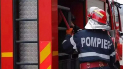 Incendiu la o biserică din Vălenii de Munte. Flăcările au devorat o mare parte din acoperişul clădirii