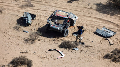 Etapa a treia a Raliului Dakar: Momentul  în care Dacia Sandriders, condusă de Sebastian Loeb, se răstoarnă, la scurt timp după start