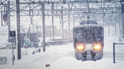 Circulația trenurilor este dată peste cap din cauza vremii nefavorabile. Călătorii sunt blocați în gări, iar zeci de trenuri au întârzieri de sute de minute