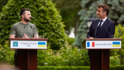 Macron l-a sunat pe Zelenski în timpul unei conferințe de presă. Președintele Ucrainei i-a explicat că nu poate să vorbească: "Comunicăm des cu el" VIDEO