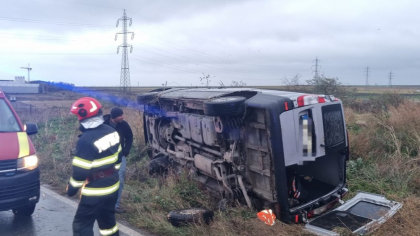 Accident grav în Constanța. Mai multe persoane au fost rănite după ce un microbuz cu călători s-a răsturnat