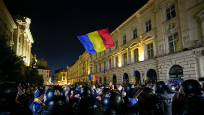 Protestele degenerează. Susținătorii lui Georgescu, filmați când sparg bucăți de caldarâm pentru a arunca în jandarmi