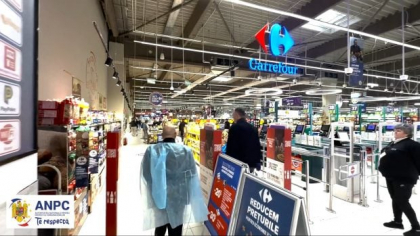 Făina din Carrefour cântărește mai puțin decât scrie pe pachet. ANPC a dat amenzi într-un supermarket din București