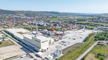 Knauf Insulation a început producţia de vată minerală din sticlă în noua fabrică, o investiţie de 140 mil. euro: „Târnăveni joacă un rol important în acoperirea cererii din Europa Centrală şi de Est, o piaţă în creştere“. Fabrica are 140 de angajaţi recrutaţi din Mediaş, Târgu-Mureş şi Târnăveni