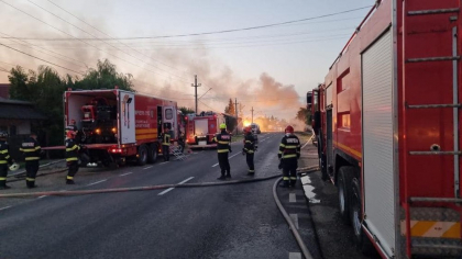 Incendiu în Crevedia, lângă fosta stație GPL. Din cazua degajărilor mari de fum, a fost emis un mesaj RO-ALERT