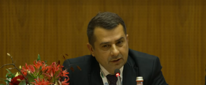 Florentin Brăcea, director general DRPCIV: În România sunt înmatriculate 749.090 vehicule. Anul trecut în decembrie aveam aproape 10 milioane de vehicule, acum avem 10,7 mil., iar până la finalul anului probabil o să atingem 11 mil. Din câte îmi aduc eu aminte, posesori de permise de conducere avem vreo 7 mil. Avem mai multe autovehicule decât posesori de permise