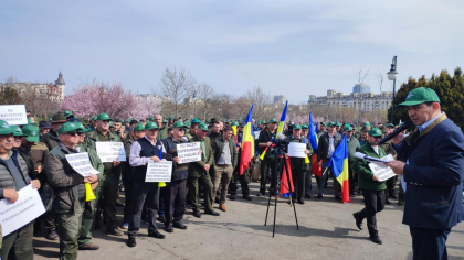 Miting de protest în Piața Victoriei. Silvicultorii ies din nou în stradă: Guvernul, acuzat că le-a tăiat veniturile şi le-a anulat o parte din drepturi