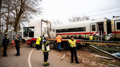 Un șofer român de TIR a sărit din cabină și a lăsat camionul pe șine, când a văzut că vine trenul, în Germania. Un mort și 25 de răniți