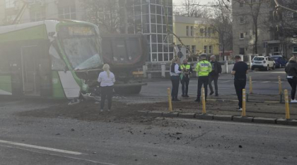 Accident între un tramvai și o basculantă pe Bd. Timișoara. Circulația blocată