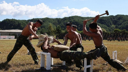 Antrenament draconic. Soldați nord-coreeni sparg pietre pe corpul unui camarad