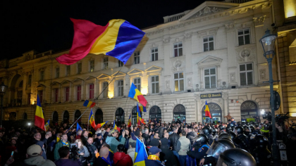 Ciocniri violente între protestatari și jandarmi în centrul Capitalei. Mai multe persoane, reținute