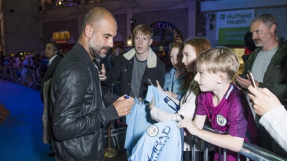 Pep Guardiola, extrem de furios, le dă o lecție vănătorilor de autografe: „Chiar nu puteți să aveți o meserie?”