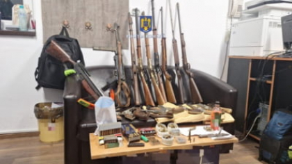 Mega-dosarul armelor vândute ilegal în România. 80 de persoane audiate, sute de arme, zeci de mii de cartușe, arbalete și săgeți confiscate de polițiști