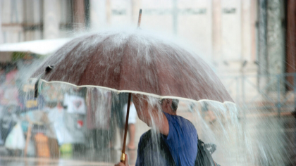 ANM anunță cod galben de precipitaţii şi instabilitate atmosferică până luni. Zonele afectate