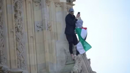 Un bărbat a urcat pe turnul Big Ben din Londra fluturând steagul palestinian