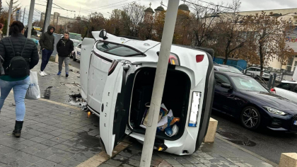 Accident grav în zona AFI Cotroceni din Capitală. O mașină s-a răsturnat după ce a fost proiectată într-un stâlp