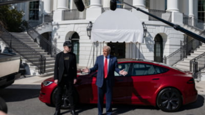 Casa Albă, transformată în showroom pentru Tesla. Trump îl sprijină pe Musk după scăderea acțiunilor companiei. „Nu ar trebui să fie penalizat pentru că este un patriot” FOTO/VIDEO