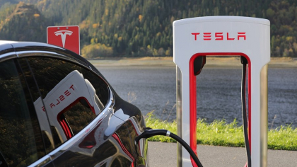 Vânzările Tesla au scăzut aproape la jumătate în Europa, după ieșirile nervoase ale lui Elon Musk