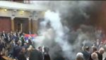 VIDEO. Scene cumplite în Parlamentul din Serbia! S-a aruncat cu grenade fumigene