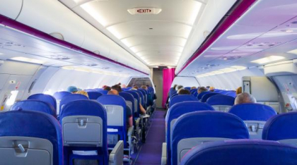 Românii nu vor mai putea plăti cash în avioanele Wizz Air. Compania aeriană va accepta doar plăţi cu cardul la bord, din 1 aprilie