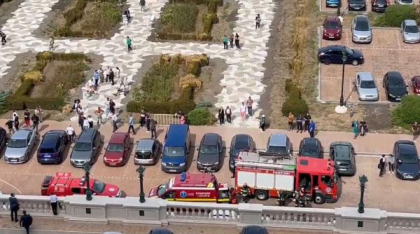 Atac cu benzină la Parlament. Un bărbat ar fi încercat să dea foc vizitatorilor. Palatul a fost închis