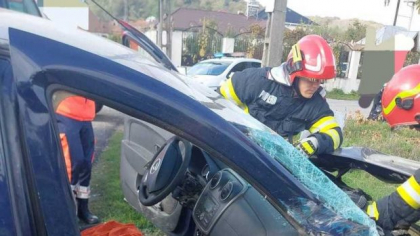 Un tren de persoane, cu 19 călători, a lovit un autoturism pe calea ferată. Șoferul a fost preluat de o ambulanță