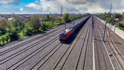Circulaţia feroviară pe Magistrala Bucureşti – Constanţa, oprită temporar din cauza unui incendiu de vegetaţie; zece trenuri staţionează UPDATE