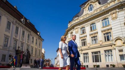 Klaus Iohannis a decorat cu cel mai mare grad liceul din Sibiu la care a predat. Pe listă se află și instituția de învățământ unde predă soția președintelui României