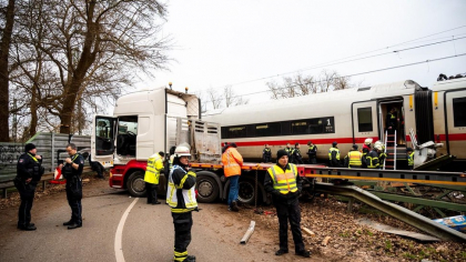 Accident feroviar devastator provocat de un șofer de tir român. Un bărbat de 55 de ani a murit, iar 25 de persoane au fost rănite