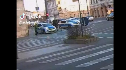 Anchetă internă la IPJ Cluj după ce o mașină de poliție a circulat pe trotuar VIDEO